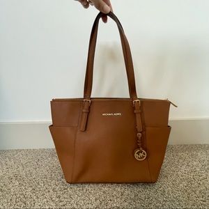 Michael Kors Jet Set Top Zip Tote